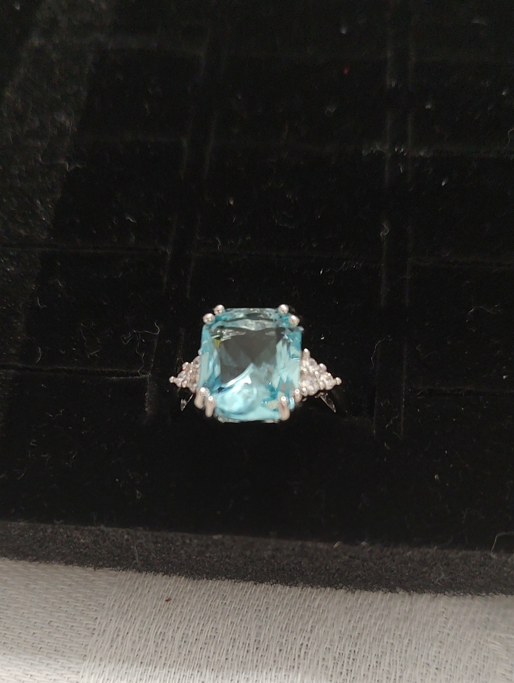 Dazzling 925ss 3 Ct Synthetic Blue Topaz Ring
